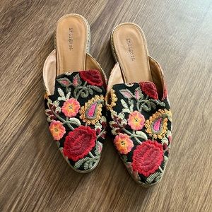 Indigo Rd floral embroidered mules size 9